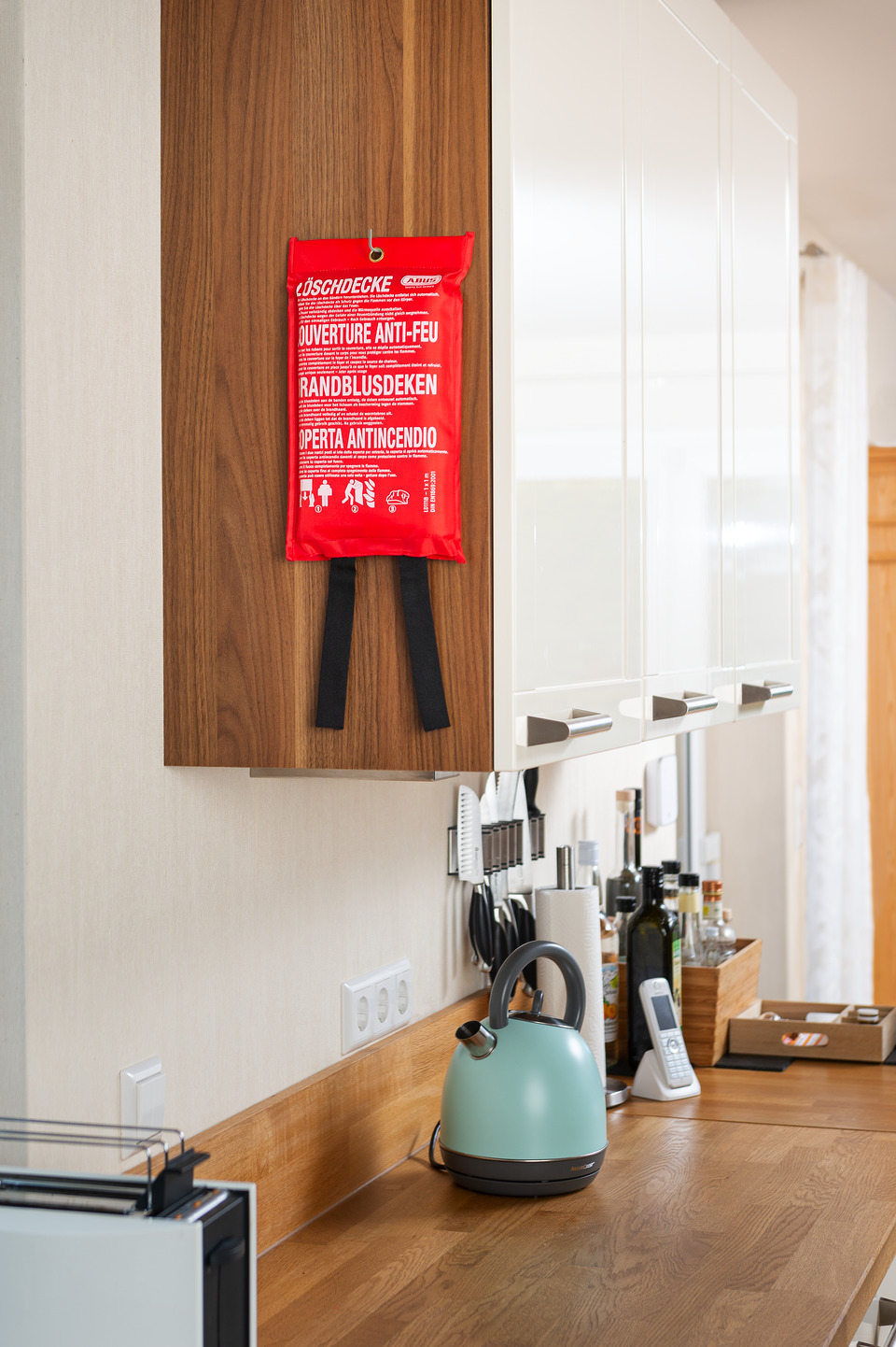 ABUS Löschdecke LD 1118 1x1m – Hitzebeständige Feuerlöschdecke für Küche & Haushalt, kompakt & einfach anzuwenden